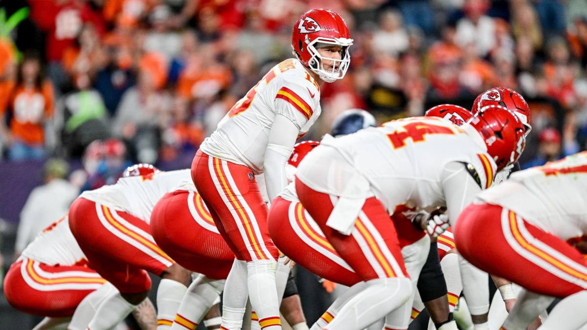Kansas City Chiefs quarterback Patrick Mahomes (15) runs the offense in the fourth quarter during a game between the Kansas City Chiefs and the Denver Broncos at Empower Field at Mile High on November 16, 2025 in Denver, Colorado.