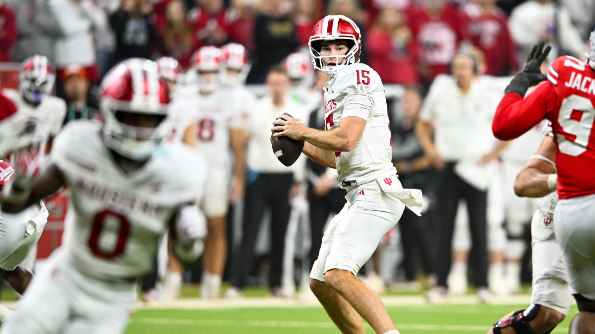 Indiana Hoosiers QB Fernando Mendoza (15) throws a touchdown pass during the Big Ten Championship football game between the Indiana Hoosiers and the Ohio State Buckeyes on December 6, 2025 at Lucas Oil Stadium in Indianapolis, IN.