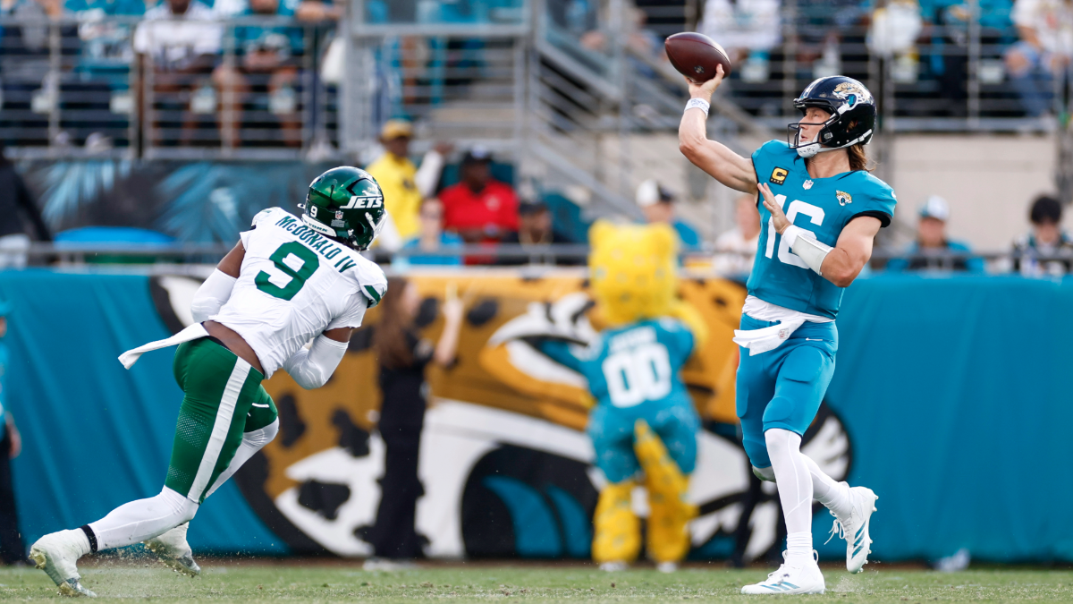 Jacksonville Jaguars quarterback Trevor Lawrence (16) throws a pass during the game between the Jacksonville Jaguars and the New York Jets on December 14, 2025 at EverBank Stadium in Jacksonville, Florida