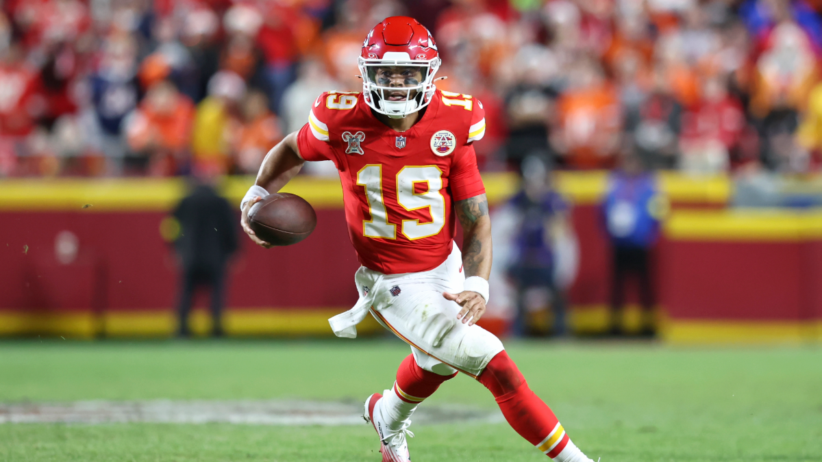Kansas City Chiefs quarterback Chris Oladokun (19) runs with the ball late in the fourth quarter of a Christmas Day NFL game between the Denver Broncos and Kansas City Chiefs on December 25, 2025 at GEHA Field at Arrowhead Stadium in Kansas City, MO.