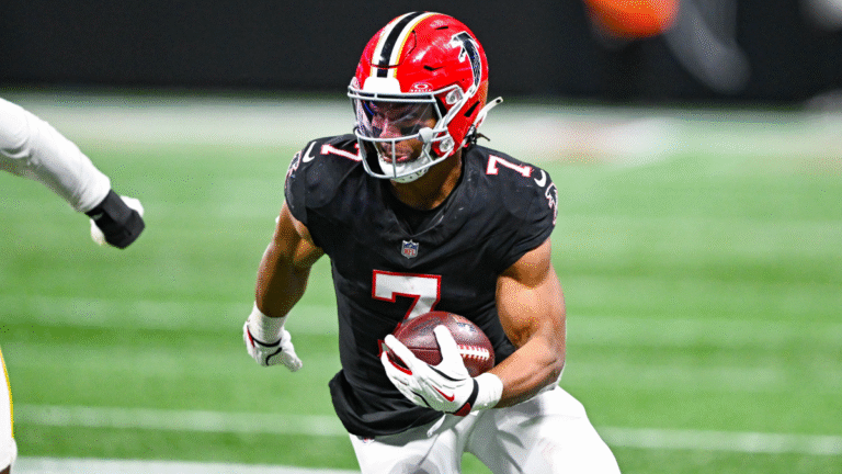 Atlanta running back Bijan Robinson (7) runs the ball during the NFL game between the Los Angeles Rams and the Atlanta Falcons on December 29th, 2025 at Mercedes-Benz Stadium in Atlanta, Georgia.