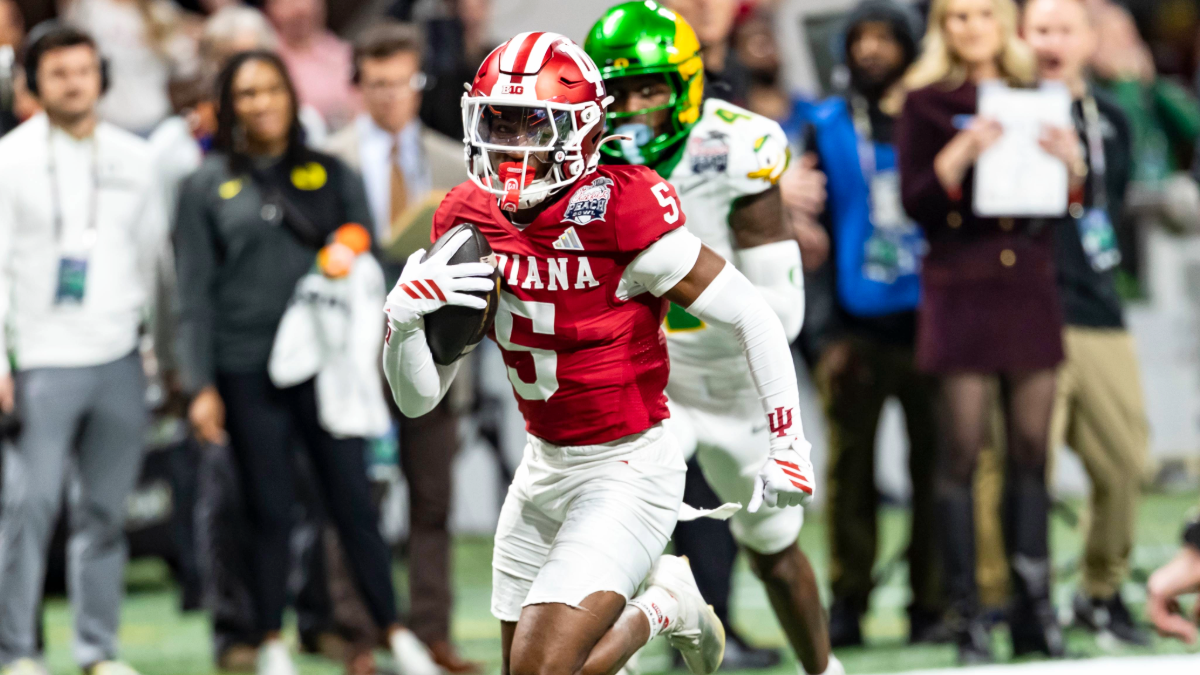 D'Angelo Ponds #5 of the Indiana Hoosiers runs an interception back for a touchdown in the first quarter at Mercedes-Benz Stadium on January 9, 2026 in Atlanta, Georgia.