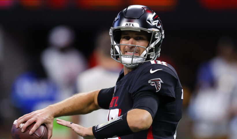 Kirk Cousins #18 of the Atlanta Falcons warms up prior to the game against the Pittsburgh Steelers at Mercedes-Benz Stadium on September 8, 2024 in Atlanta, Georgia.