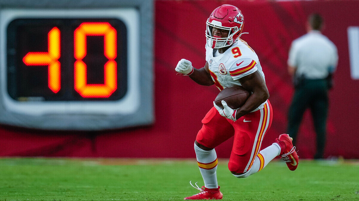 Kansas City Chiefs running back Kenneth Walker III (9) runs ahead during a game between the Kansas City Chiefs and the Tampa Bay Buccaneers, Saturday, August 22, 2026 at Raymond James Stadium in Tampa, Florida.